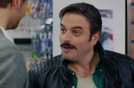 Çek toynağını kızın üzerinden!