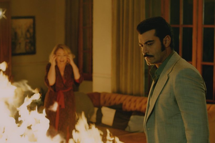 Demir, Şermin’in konağını ateşe verir