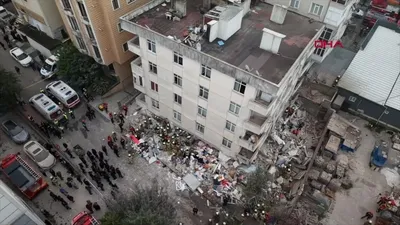 7 Katlı binanın 3 katı çöktü