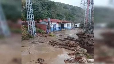 İzmir ve Mersin sele teslim oldu