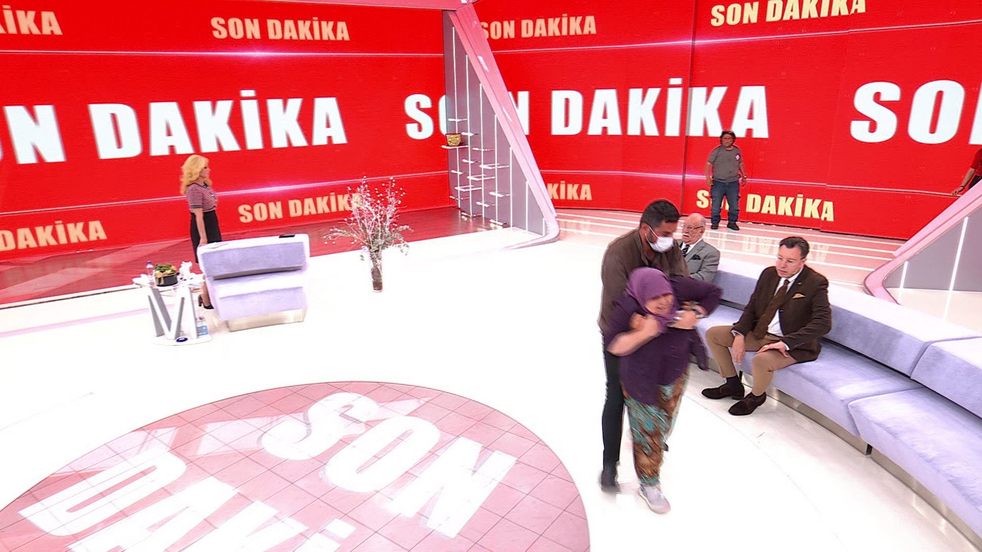 Kendini yere attı, kocasını istedi