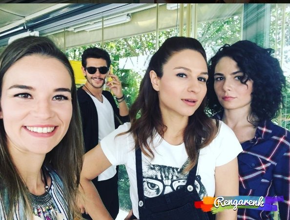 Rengarenk setinde neler oluyor?