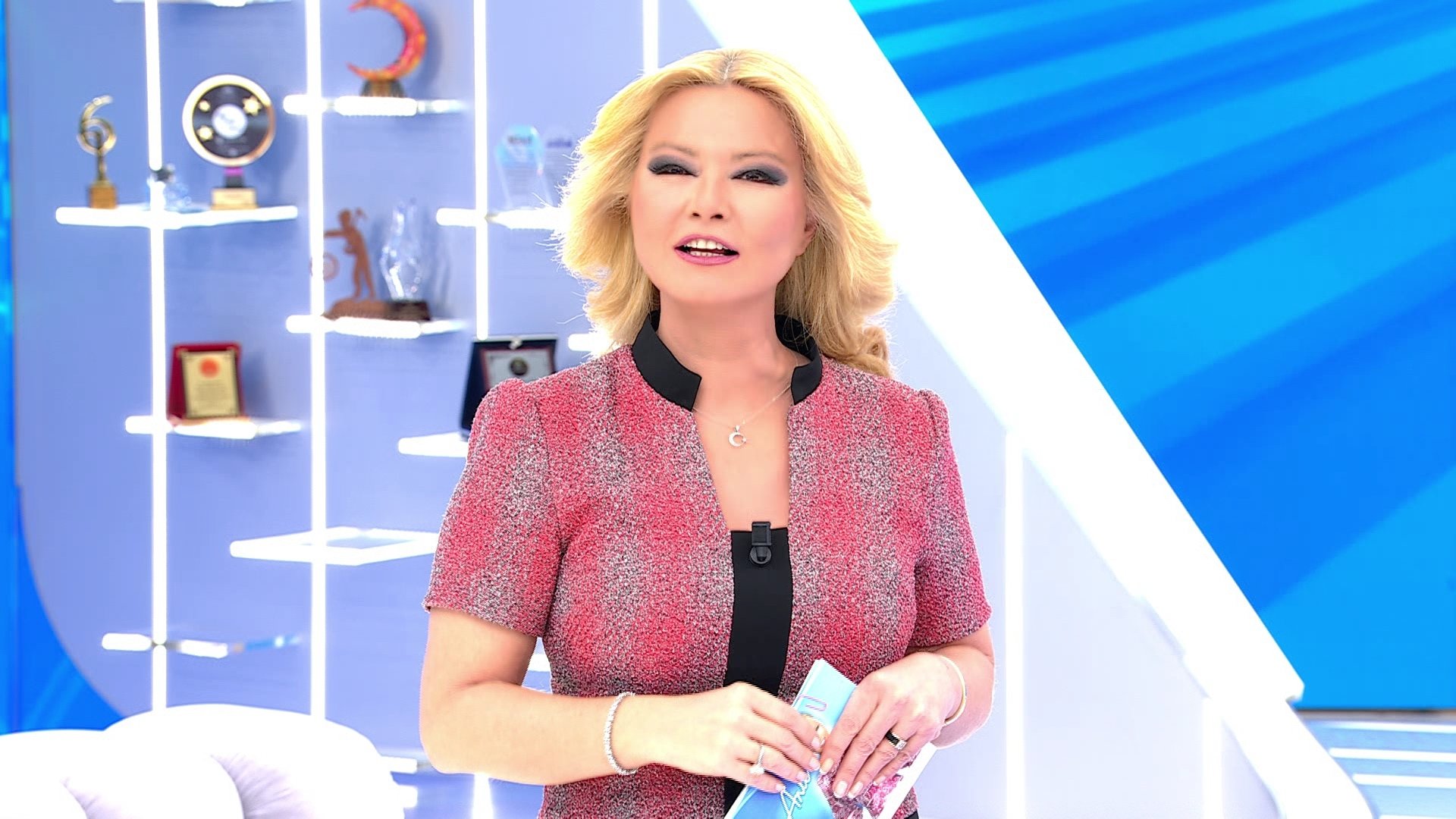 Müge Anlı elbiselerini hediye ediyor!