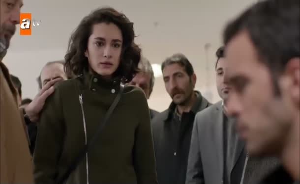 Yağmur babasının ameliyata alındığı hastaneye gelir