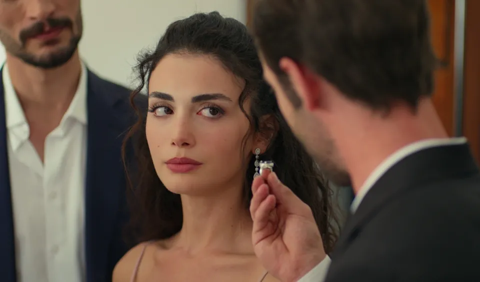 Yaman, Feraye’ye safir yüzüğü taktı!