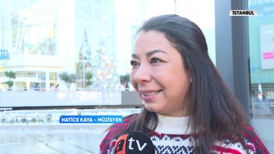 Güllü sesli sokak müzisyeni