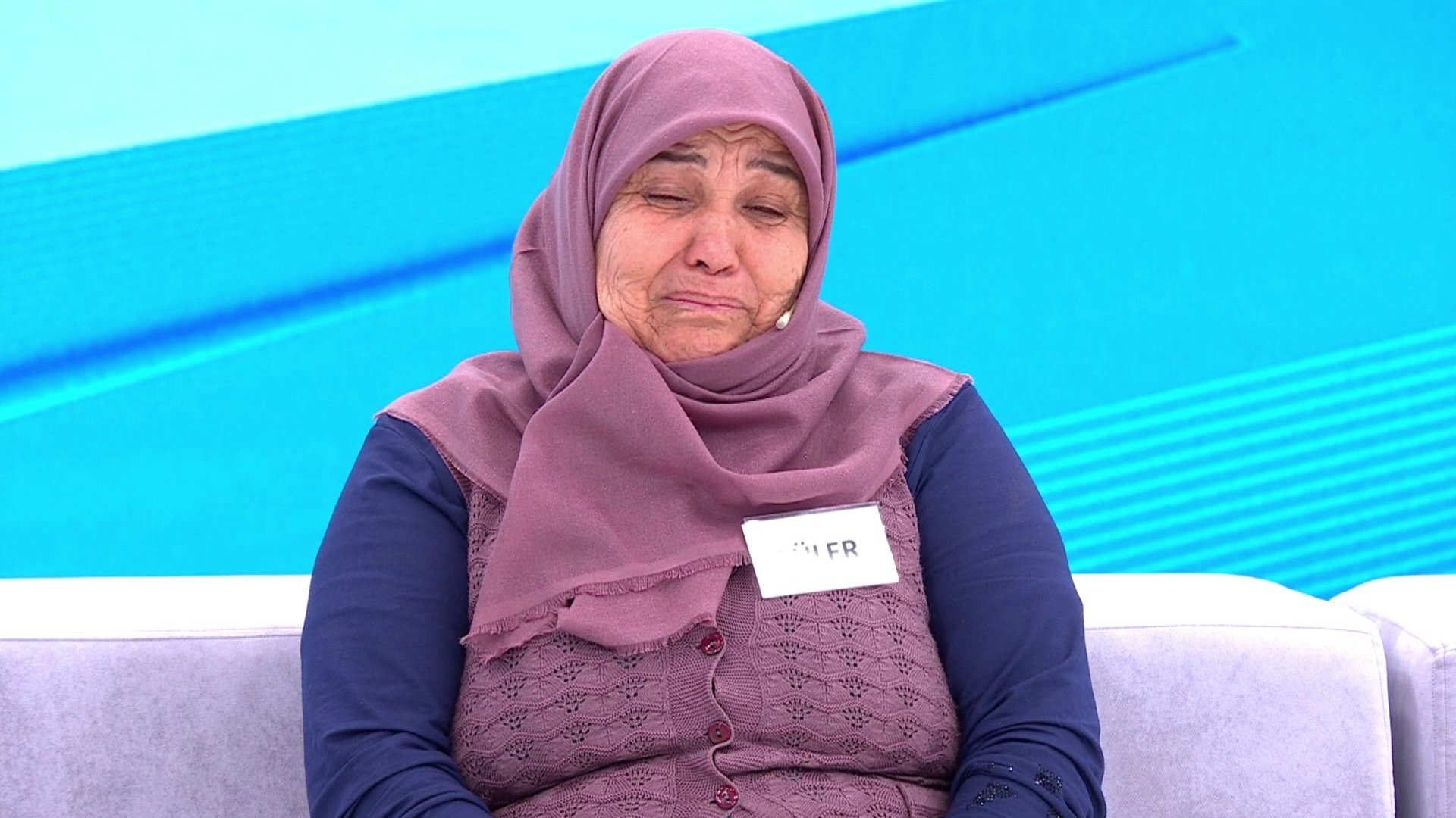 Kendini yere attı, kocasını istedi