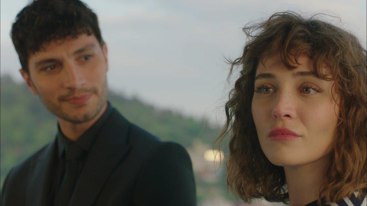 Firuze ve Kağan aşkı başladı ama...