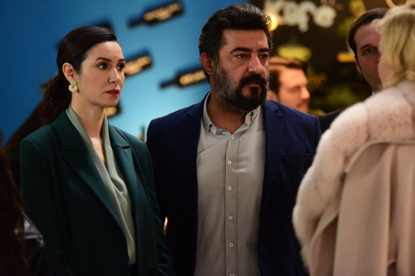 Akif, Suzan'ın gönlünü kazanmaya çalışıyor