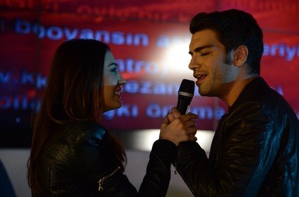 Merve Oflaz ve Gürbey İleri’den karaoke gösterisi