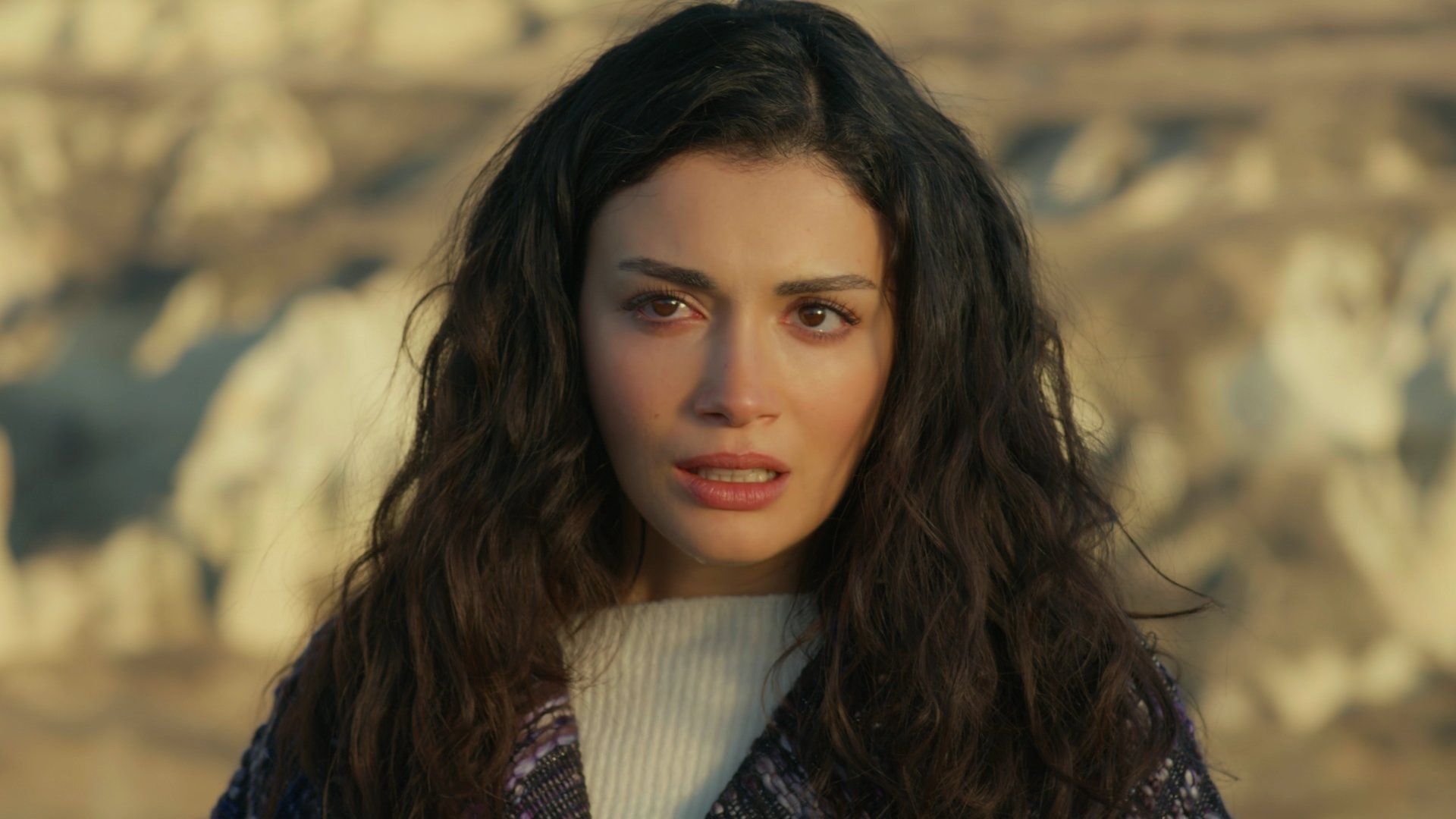 Feraye aşkını kalbine gömüyor!