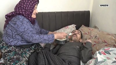 3 engelli çocuğuna tek başına bakıyor