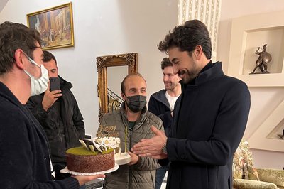 Gökhan Alkan'a sette doğum günü kutlaması!