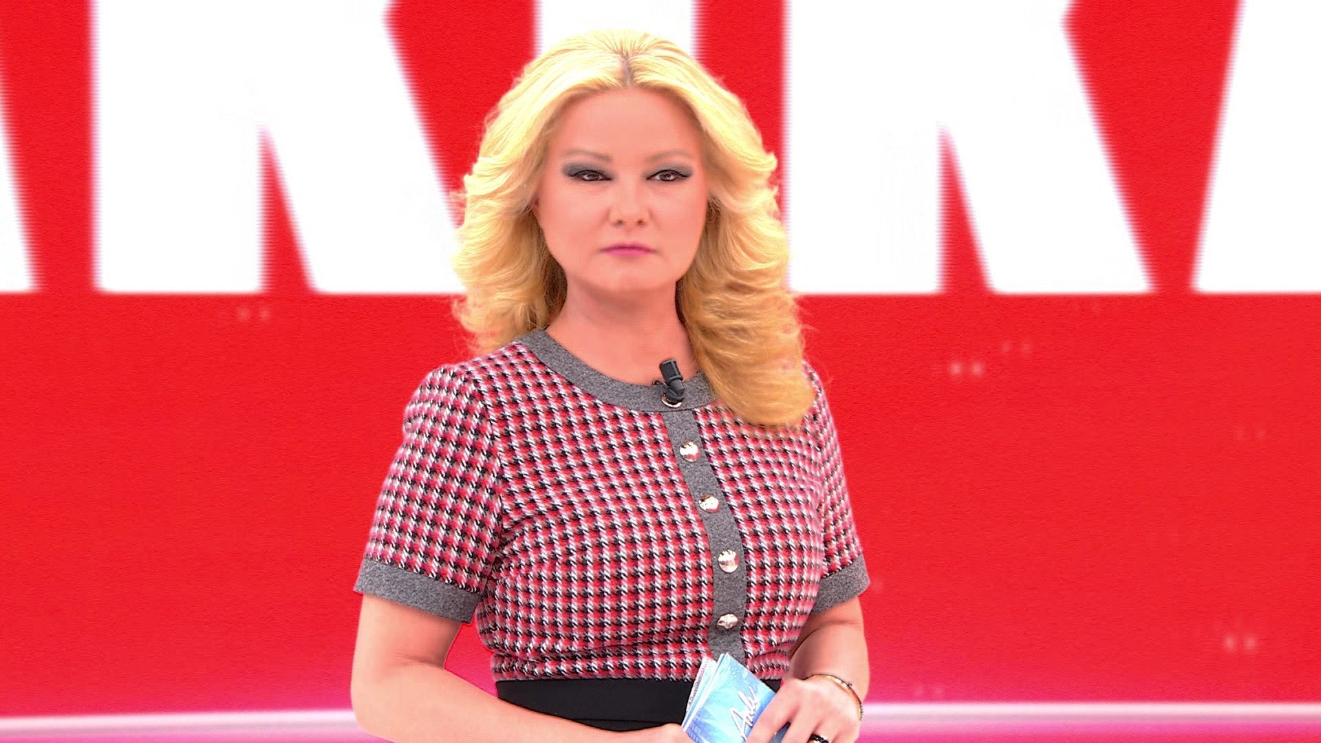 Kendini yere attı, kocasını istedi