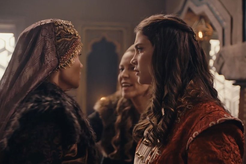 Elçim Hatun, Holofira’ya saldırdı!