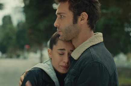 Aslan, Leyla’yı teselli ediyor!