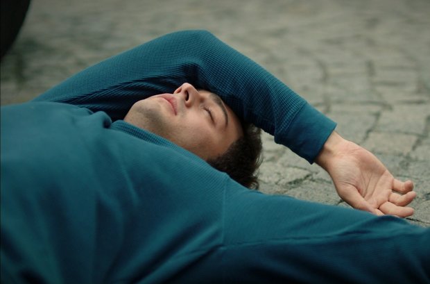 Ömer, annesi için ölüme atladı!