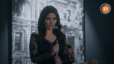 Şarkıcının yüzüğü hangi parmağında idi?