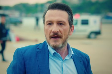 Aziz, Karan’ı tehdit ediyor!