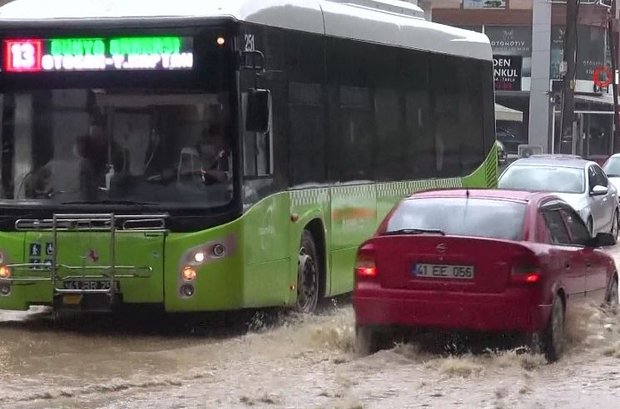 İzmit'i sel bastı!