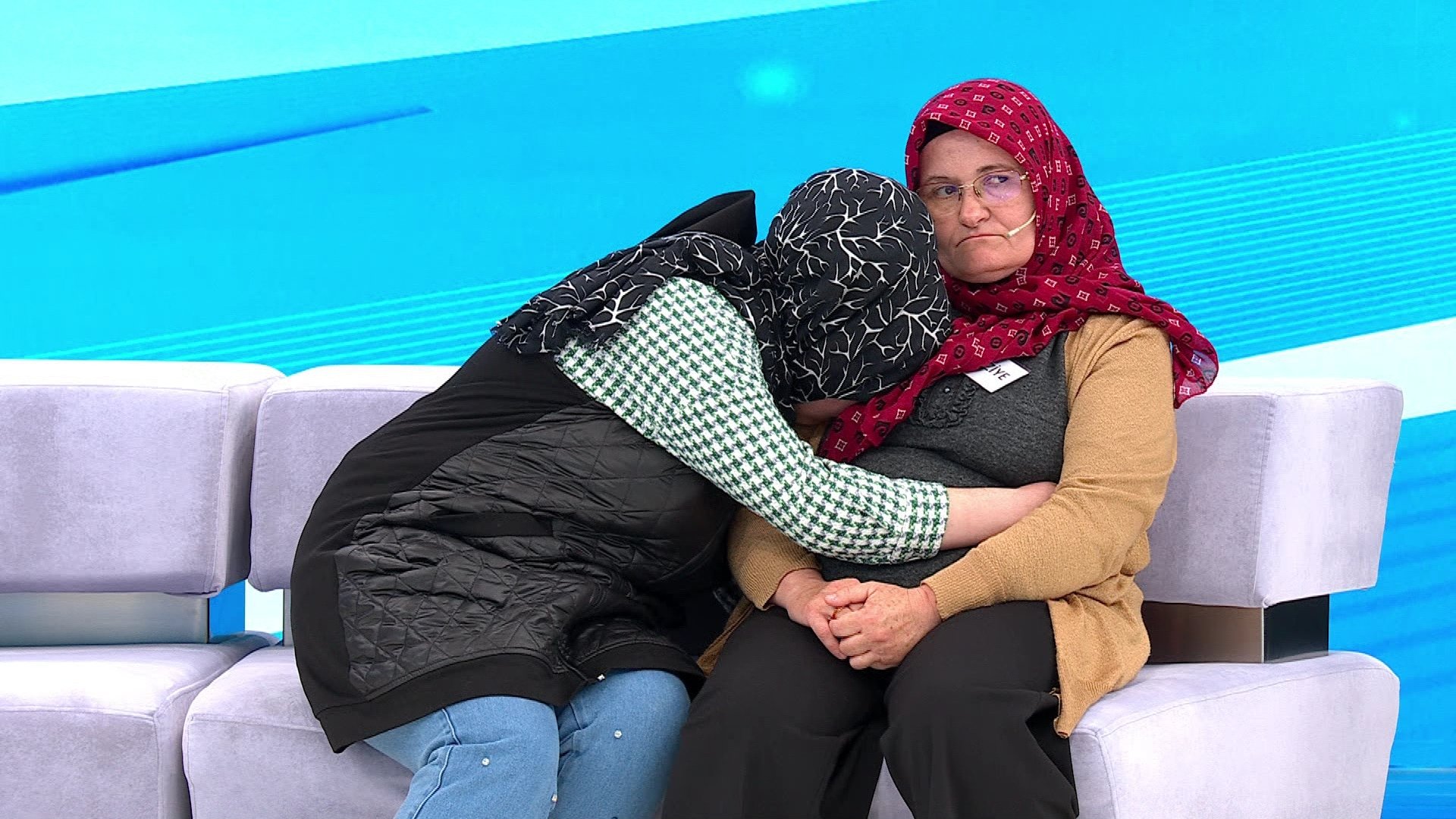 Kaçak gelin Müge Anlı ile kucaklaştı