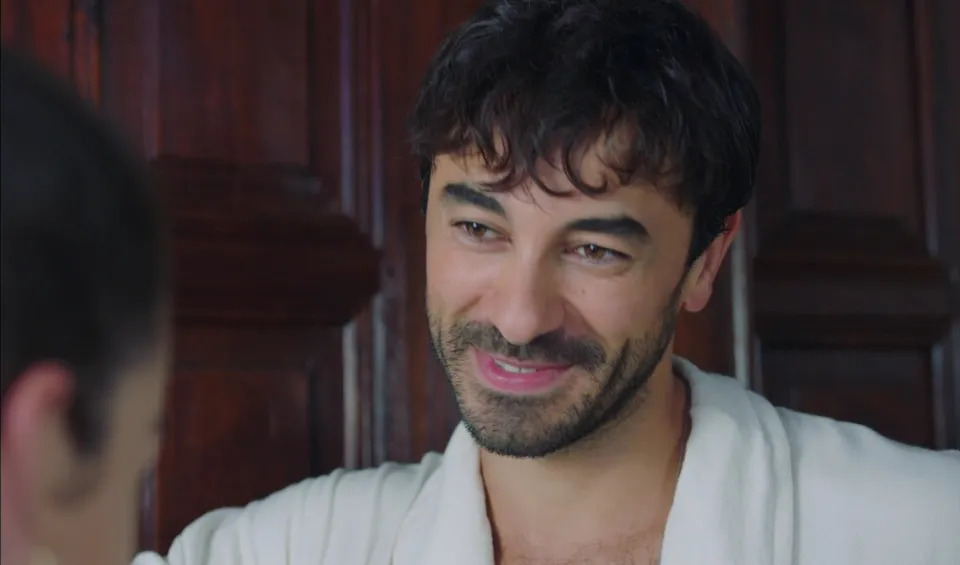 Ferit, Ayşe’ye şaka yapıyor