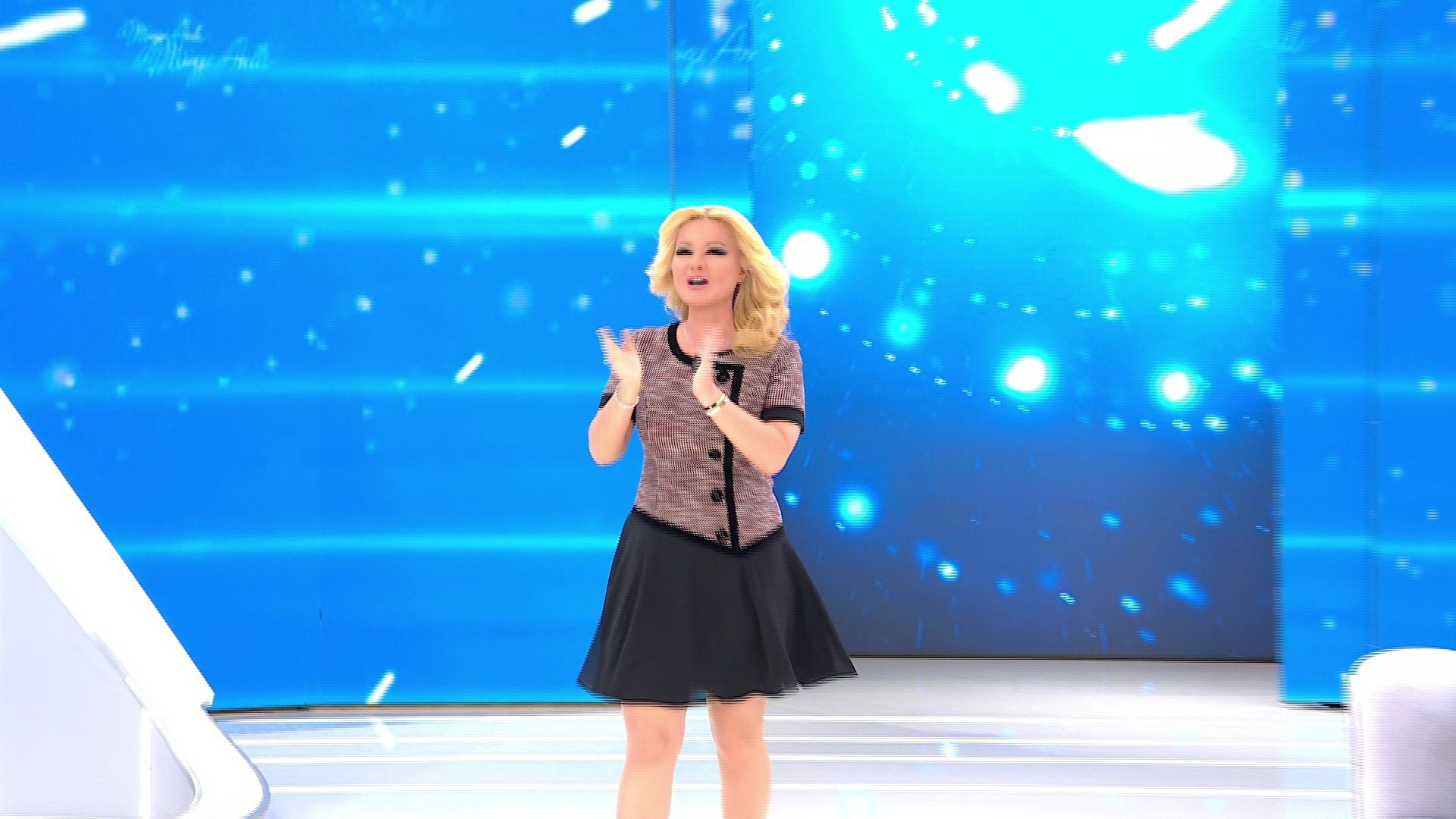 Müge Anlı elbiselerini hediye ediyor!