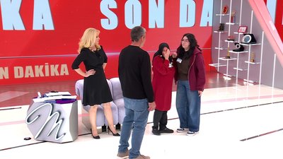 Genç kız, ailesinin karşısında