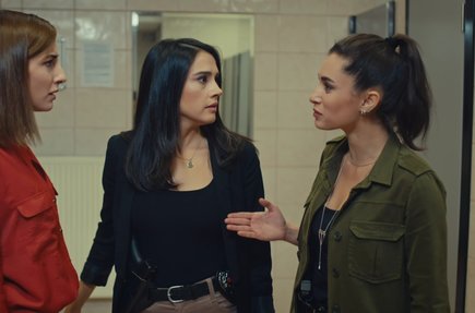 Hande ve Leyla tartışıyor!