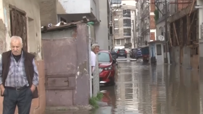 İzmir’de sokaklar göle döndü, evleri su bastı