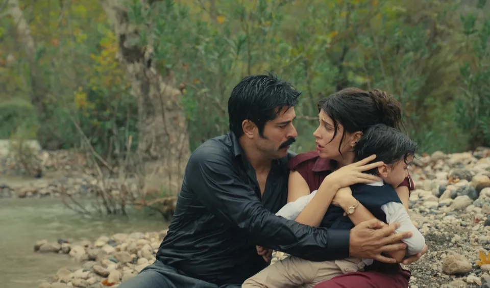 Kenan ve Leyla, Emir’i dereden kurtarıyor!