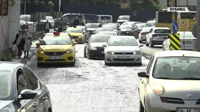 Yol köstebek çukuruna döndü