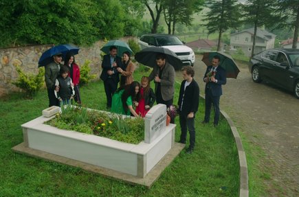 Muzaffer ve çocuklar, Nefise’nin mezarında...