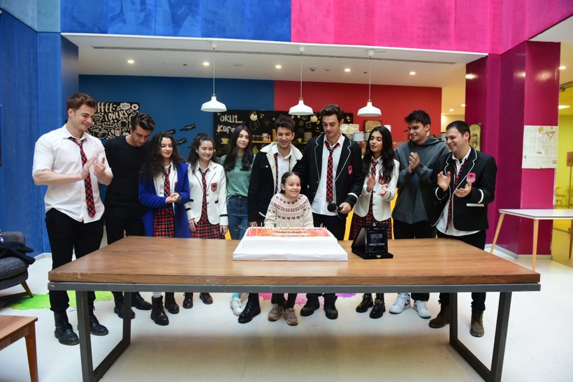 Kardeşlerim setinde kutlama